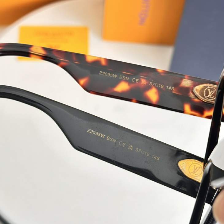Picture of Louis Vuitton Sunglasses _SKUfw77817986fw